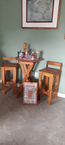 Mesa bar com 2 banquetas 