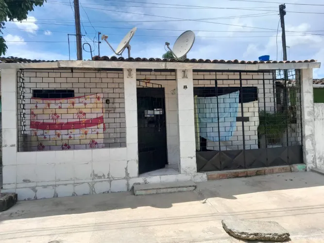 Casa MACEIÓ com 2quarts, 2 salas, 2 coz., 2 banheiros, área de serviços, toda na cerâmica