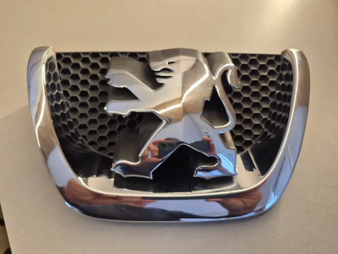 Emblema frontal Peugeot 207