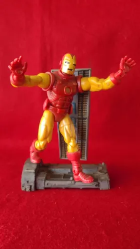 Action figure Iron Man Marvel Legends com gibi - 2002