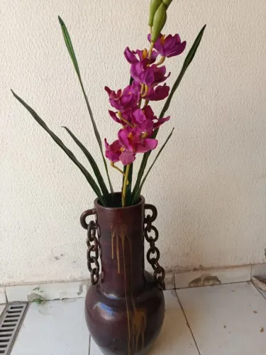 Vaso decorativo em barro com arranjo artificial de orquídea