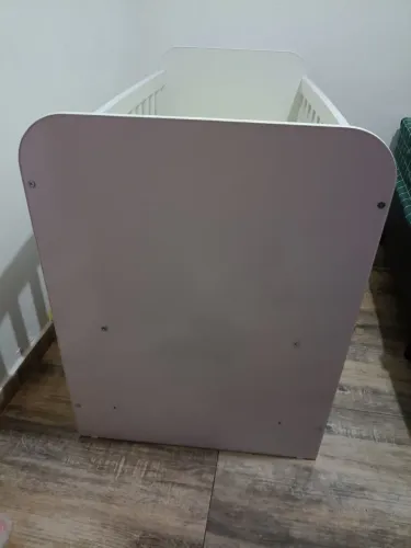 VENDE-SE BERÇO PADRÃO BRANCO HENN LABIRINTO.  Largura:132,5cm altura:87cm profundidade:66
