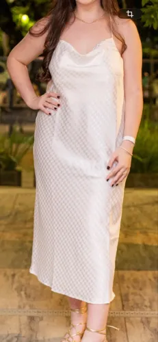 vestido estilo slip dress decote degagê off white marca fórum
