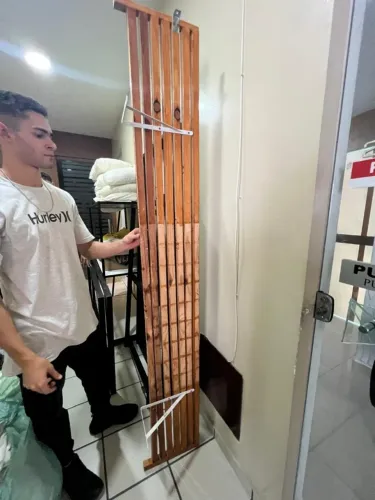 Prateleira de Madeira Pinos Verniz com Suporte