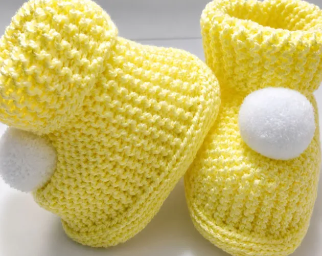 Sapatinho de Tricô para Bebê (0 a 3 meses) Azul ou Branco Presente Saída de Maternidade