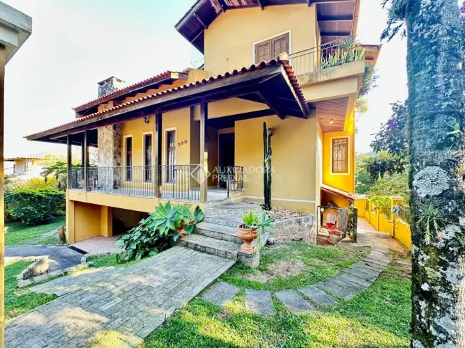 Casa a venda na Lagoa da Conceição, com 295 m² privativos, estilo clássica