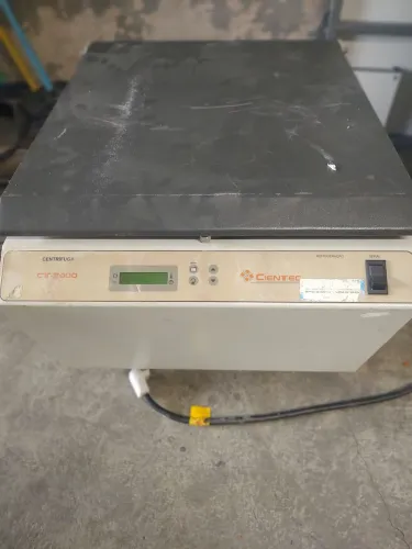 Centrífuga digital de bancada modelo CT-5000 fabricado pela marca brasileira Cientec