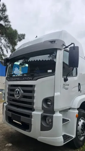 Caminhão VW 30.320 Branco, Cabine Leito e Teto Alto, modelo 2026 Zero km. Carroceria Bau