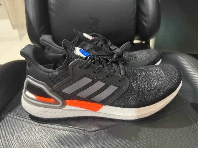 Tênis Adidas Ultraboost 20 - tamanho 41