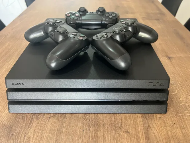PS4 pro 1tb + 3 controles (PlayStation 4 pro)