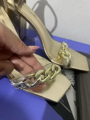 Sandália de Salto Bloco com Corrente Dourada 