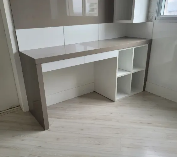 Mesa para Escritório com 2 Gavetas e 4 Nichos em MDF