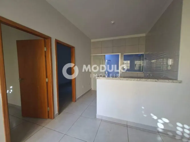 Casa residencial disponível para locação no bairro Martins.