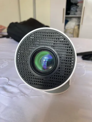 Mini Projetor Inteligente Portátil com Controle e Cabo
