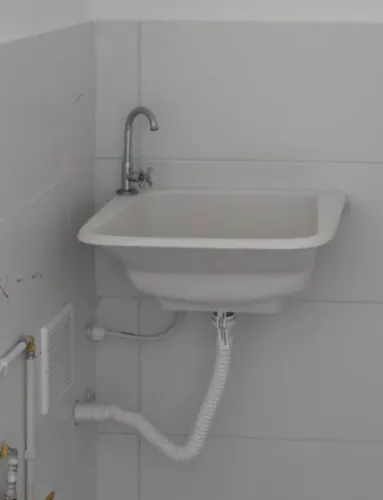 Tanque branco com torneira