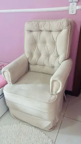 Poltrona de amamentação com puff