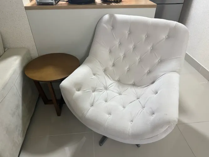 Poltrona e mesa de apoio