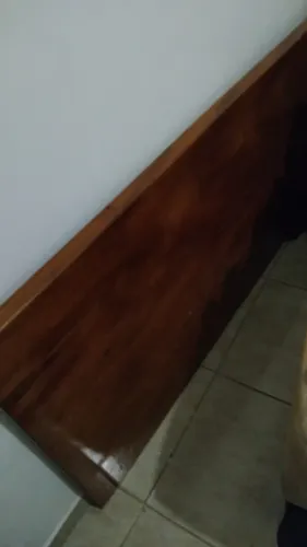 Tou vendo uma mesa de 8 cadeiras. Maciça com 8 cadeiras por 2700