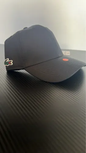 Boné lacoste sport?