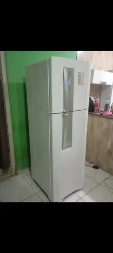 geladeira Electrolux Frost Free fucinando perfeitamente bem semi nova faço a entrega