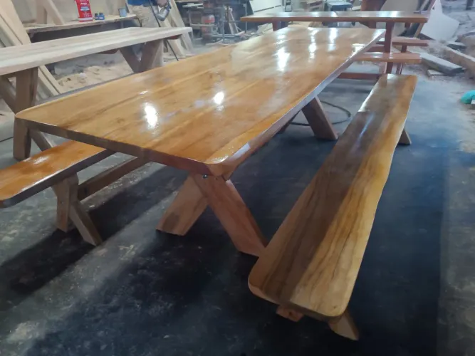 Vendo mesa de madeira sucupira