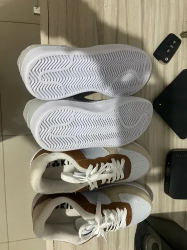 Vendo esses pares de tênis