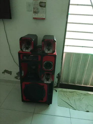 Caixa de som box pareda valor 1699 , recebe cartão e divide .