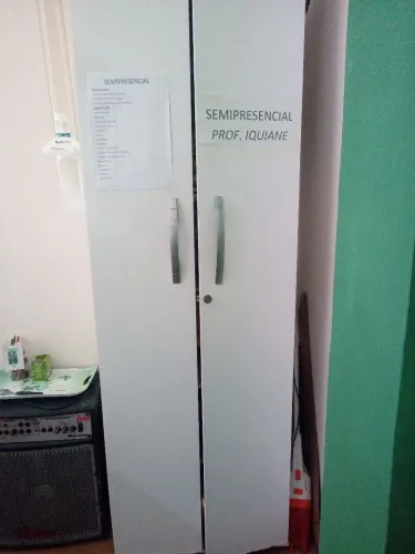 ESTANTE COM PORTA
