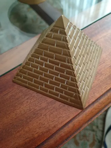 Piramide de bronze vintage
