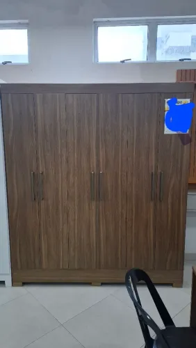 Dois guarda-roupas com preço ótimo.