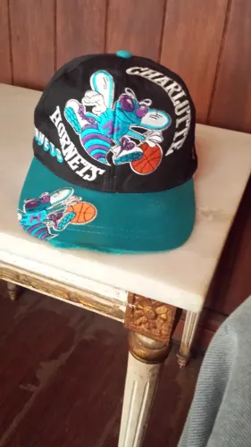 Boné N B A Vintage Charlotte Hornets Bordado Tipo Big Logo c/defeito