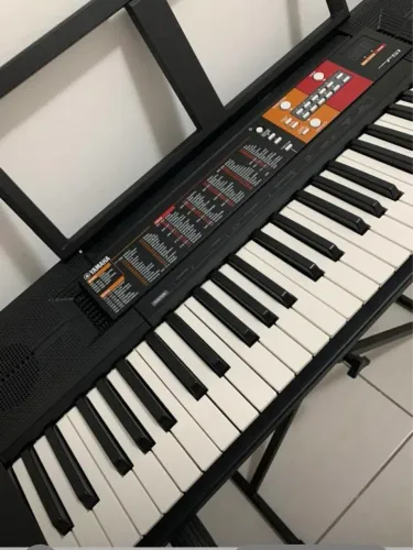 TECLADO. YAMAHA. F51 com fonte, suporte e painel pra partitura - semi-novo.