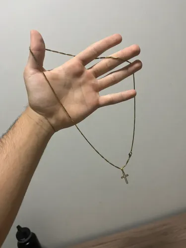 Corrente dourada com pingente de cruz 