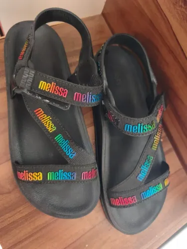 Sandália Melissa Papete Preta com Logomania Colorida / Rainbow - Tam 39/40