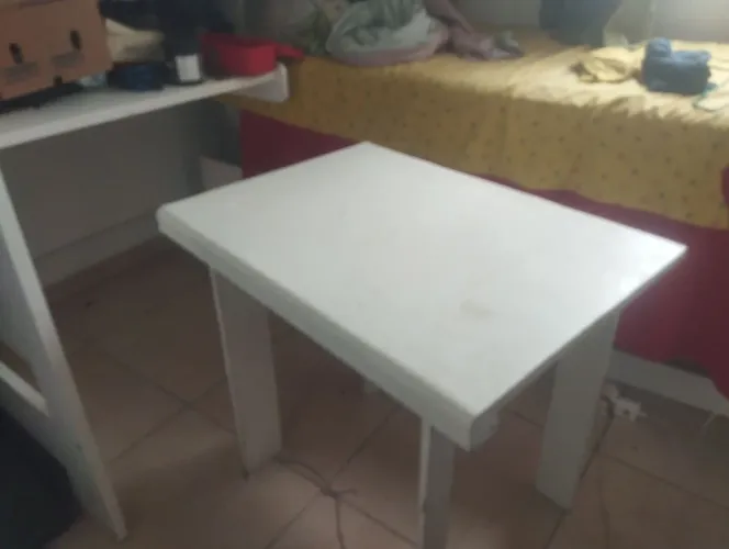 Mesinha pequenininha branca