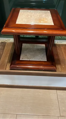 Mesa de Canto em Madeira com Tampo de Mármore