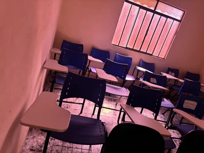 Cadeira escolar com braço 
