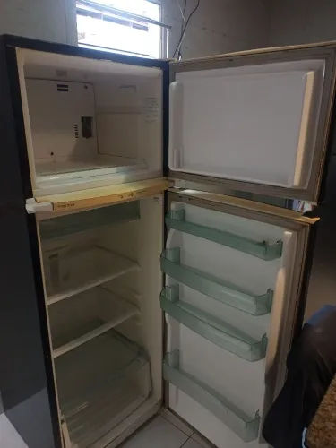 Geladeira frost free em bom estado de uso .