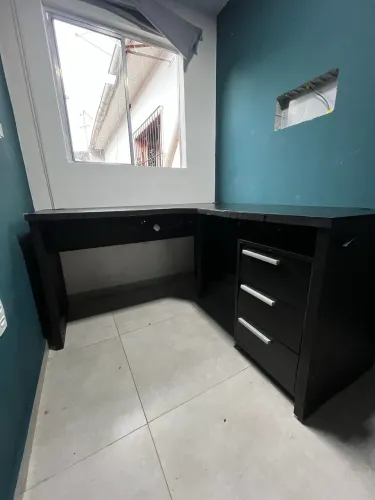 Mesa de escritório com gaveteiro