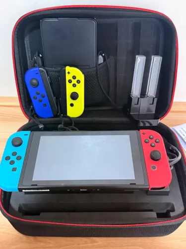 Nintendo Switch V1 + Joy-Cons Extras e Acessórios para Jogar em Grupo