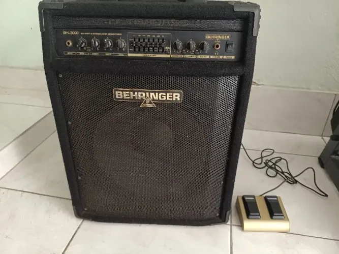 Amplificador para contrabaixo BEHRINGER ULTRABASS BXL3000 - 300W RMS
