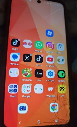 Vendo Moto G34 funcionado perfeitamente.Tela com avaria na parte de baixo, olhar a foto.