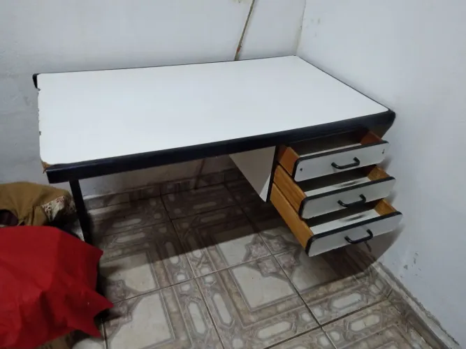 Vendo mesa com gavetas
