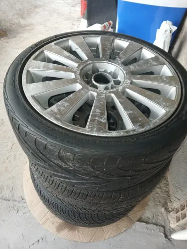 Rodas de liga-leve com pneus 225_45R18 pneus bridgestone