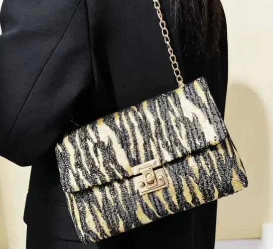 Bolsa animal print dourada a tiracolo