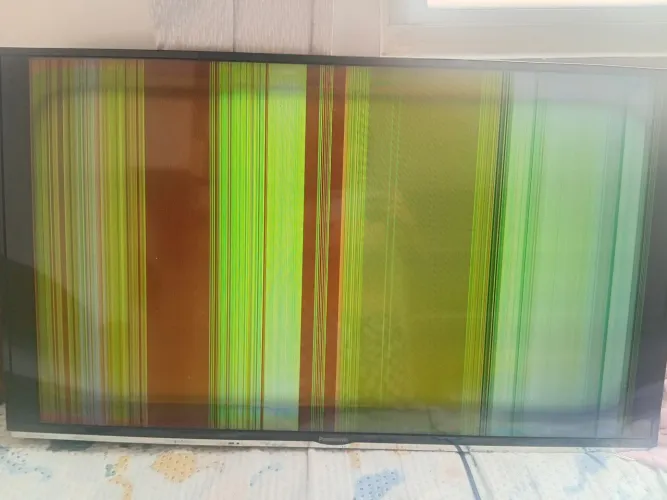 Smart TV Panasonic 40" Viera TC-40DS600B com defeito