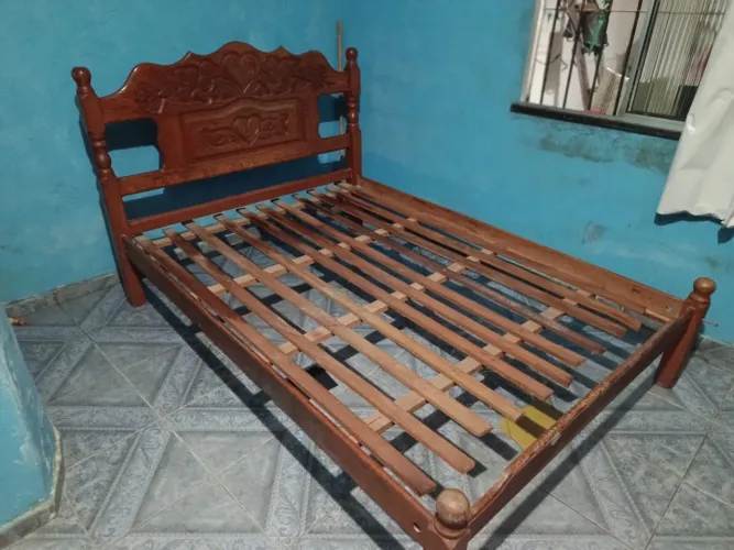 Base para cama de casal, em bom estado (não acompanha colchão) 