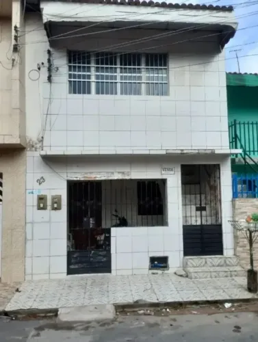 Casa primeiro andar no Jacintinho - 3 quartos e quintal