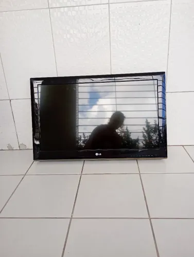 Vende-se televisão LG de 32 polegadas, ela não é smart.