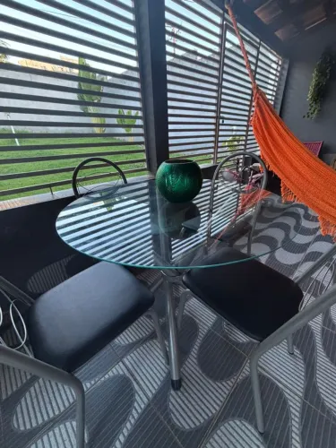 Mesa vidro 4 cadeiras de qualidade (semi-nova) entrego